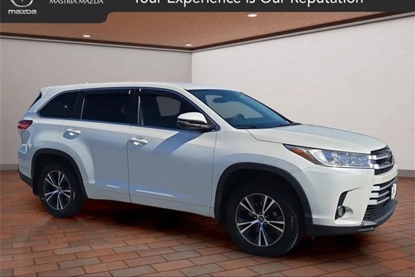2018 Toyota Highlander LE Plus photo 1
