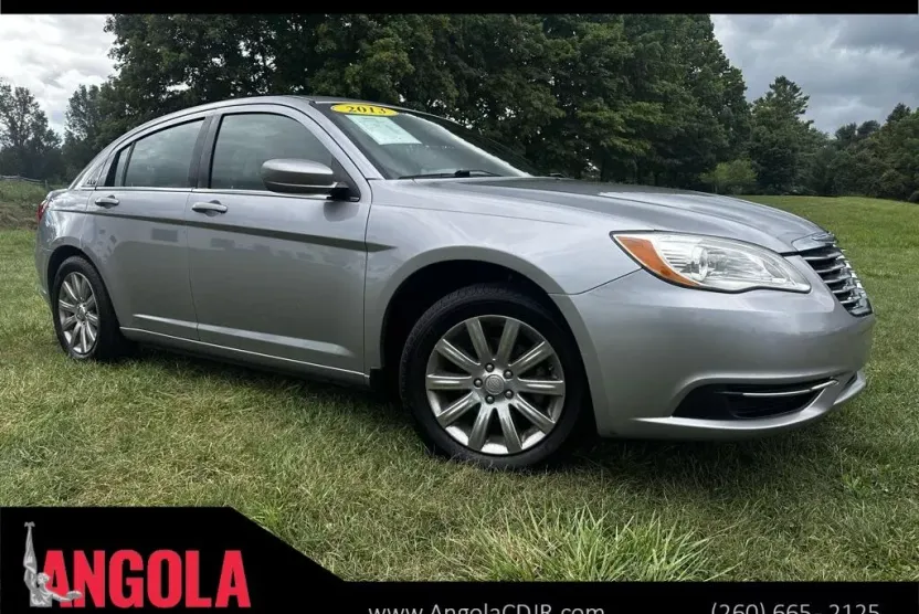 2013 Chrysler 200 Touring photo 1