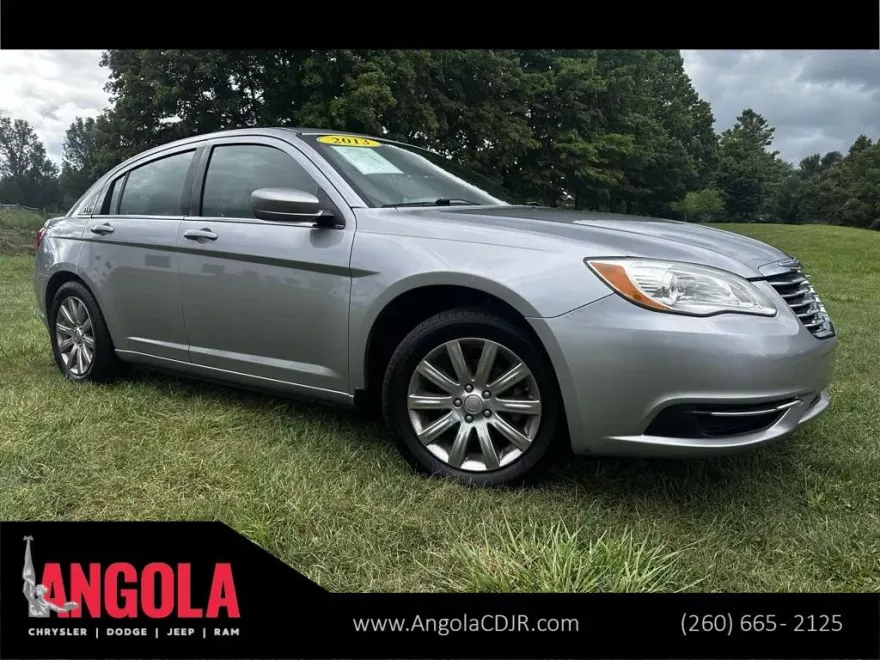 2013 Chrysler 200 Touring photo 1
