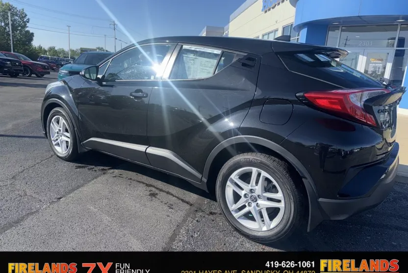 2021 Toyota C-HR LE photo 1