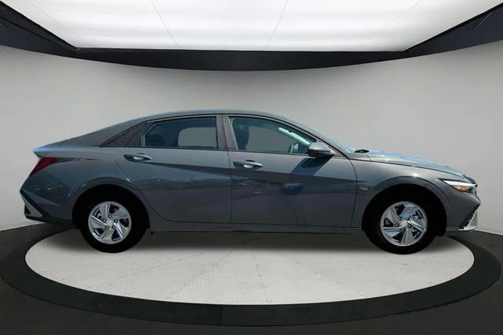 2025 Hyundai Elantra SE photo 1