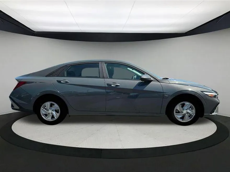2025 Hyundai Elantra SE photo 1