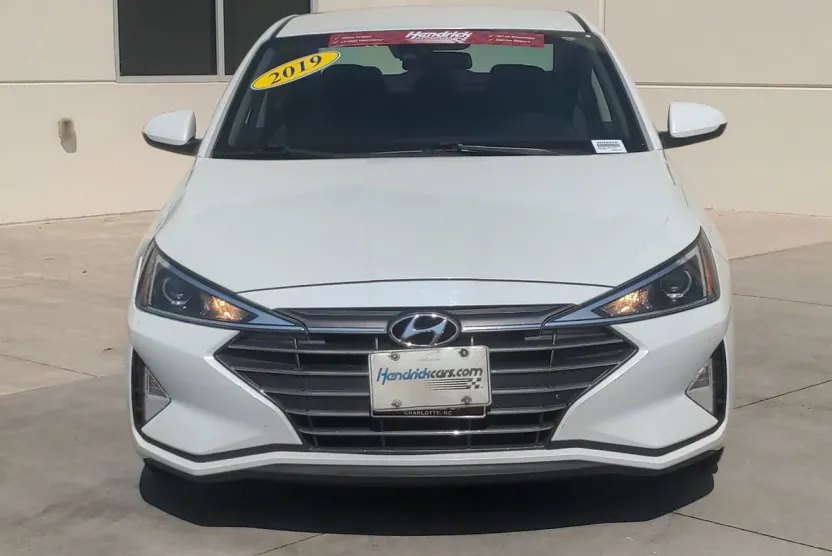 2019 Hyundai Elantra SEL photo 1