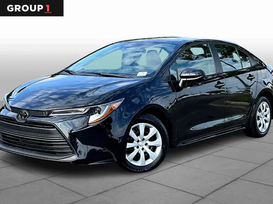 2024 Toyota Corolla LE photo 1