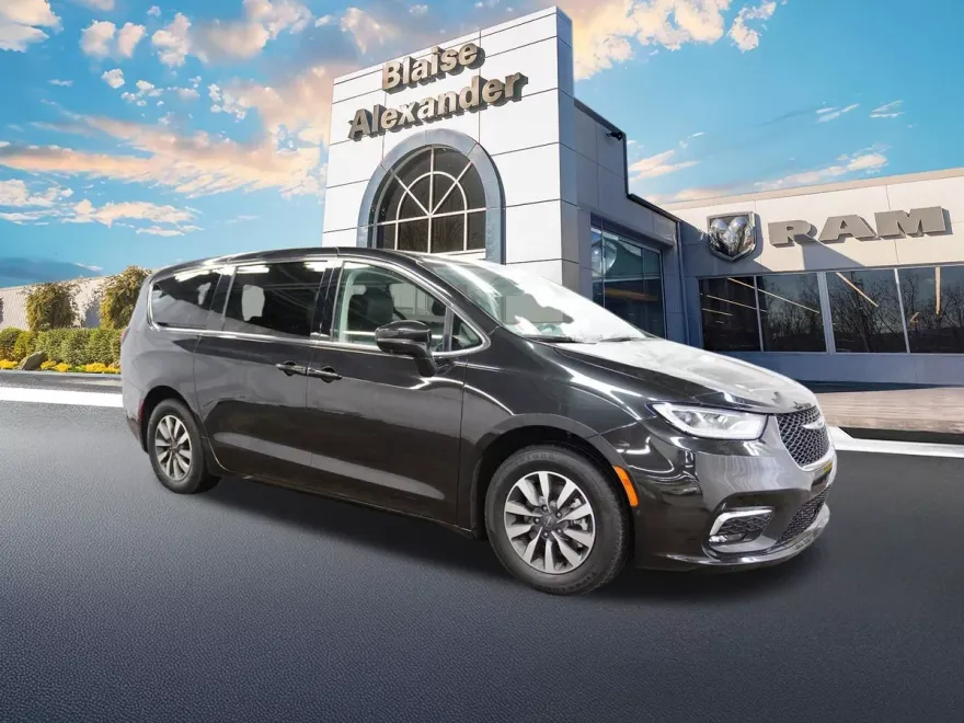 2022 Chrysler Pacifica Hybrid Touring L photo 1