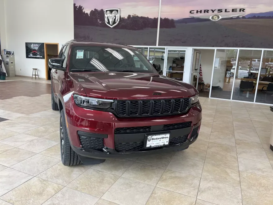 2025 Jeep Grand Cherokee Laredo photo 1