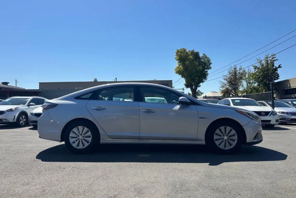2016 Hyundai Sonata Hybrid SE photo 1