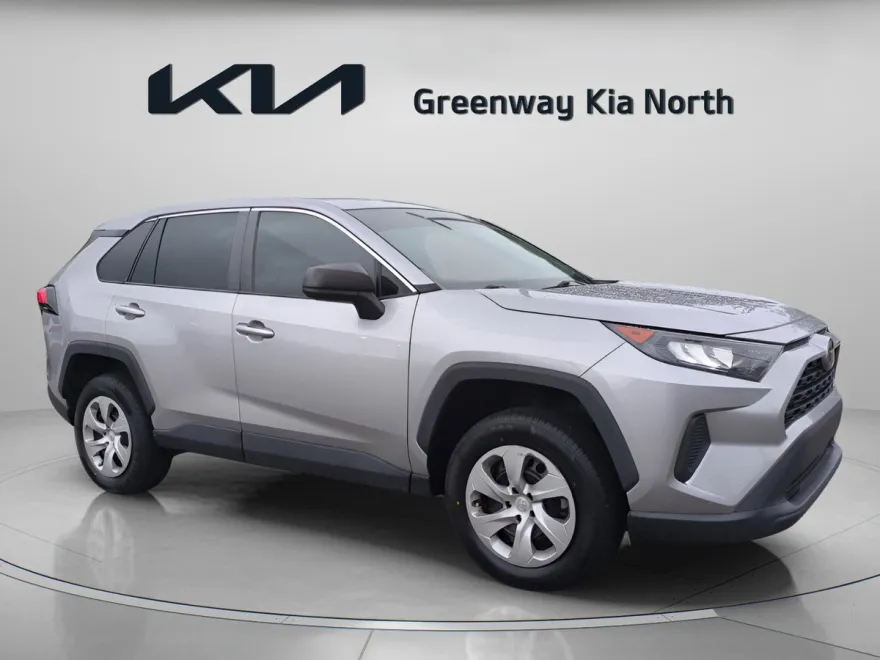 2022 Toyota RAV4 LE photo 1