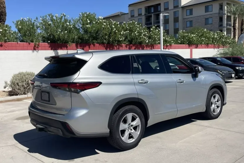 2021 Toyota Highlander LE photo 1