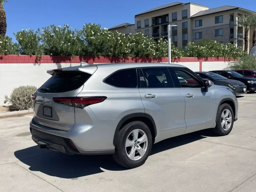 2021 Toyota Highlander LE photo 1