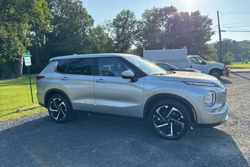 2023 Mitsubishi Outlander SE photo 1