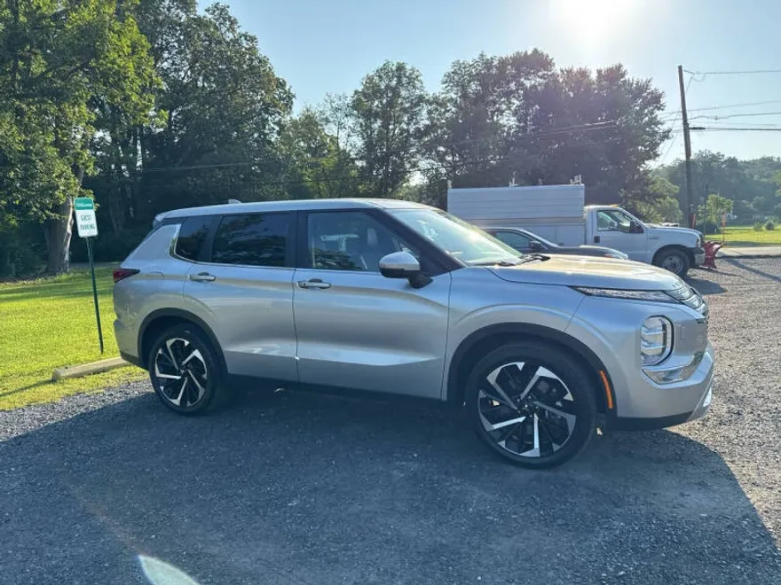 2023 Mitsubishi Outlander SE photo 1