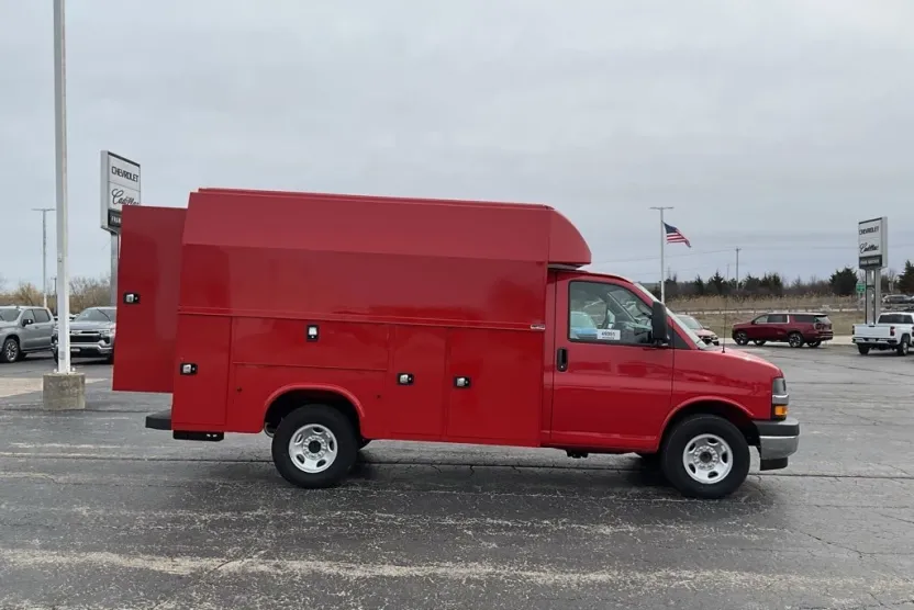 2024 Chevrolet Express Cutaway 3500 photo 1