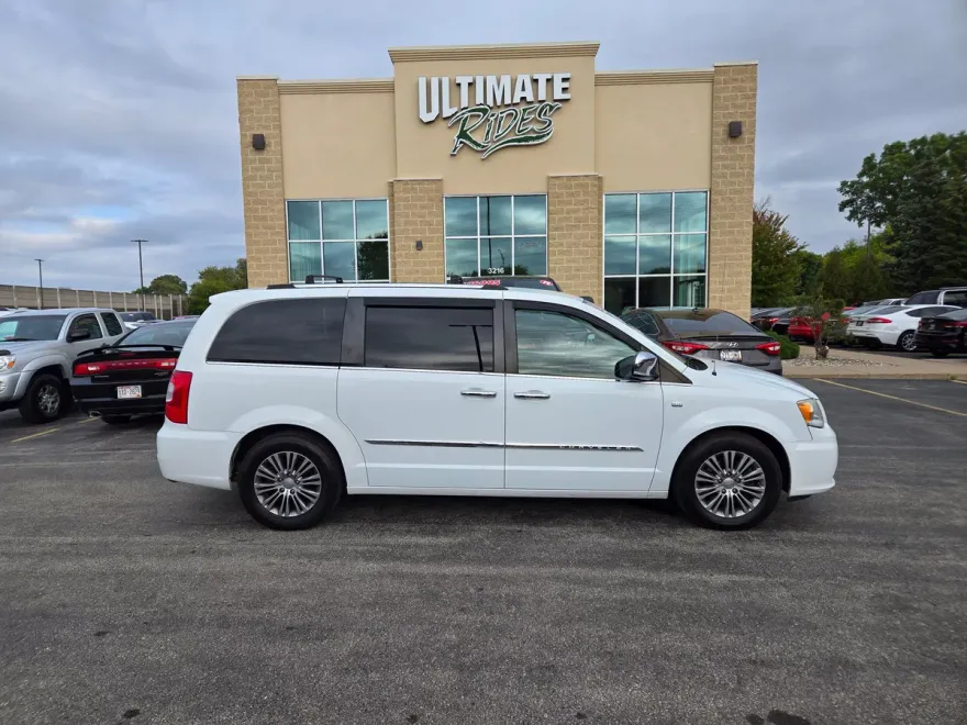 2014 Chrysler Town & Country photo 1