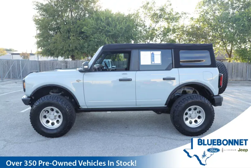 2022 Ford Bronco Base photo 1