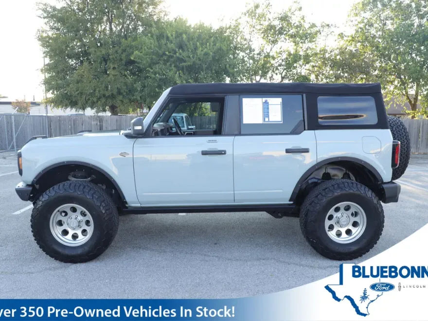 2022 Ford Bronco Base photo 1