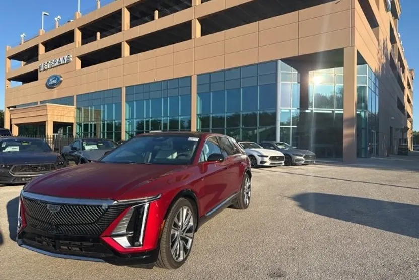 2024 Cadillac Lyriq Luxury photo 1
