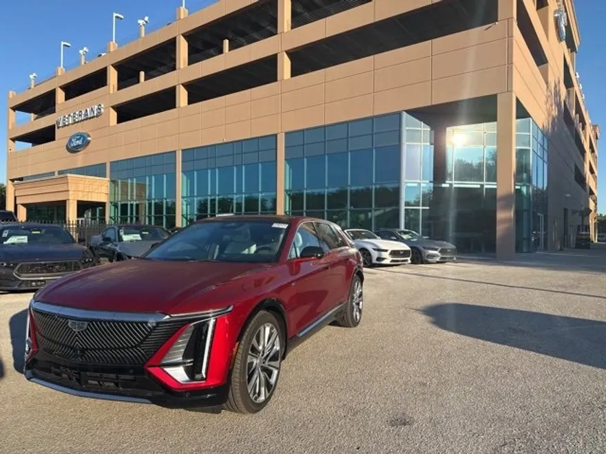 2024 Cadillac Lyriq Luxury photo 1