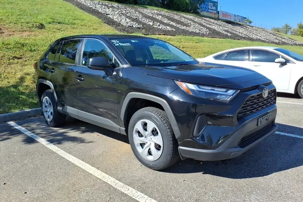 2024 Toyota RAV4 LE photo 1