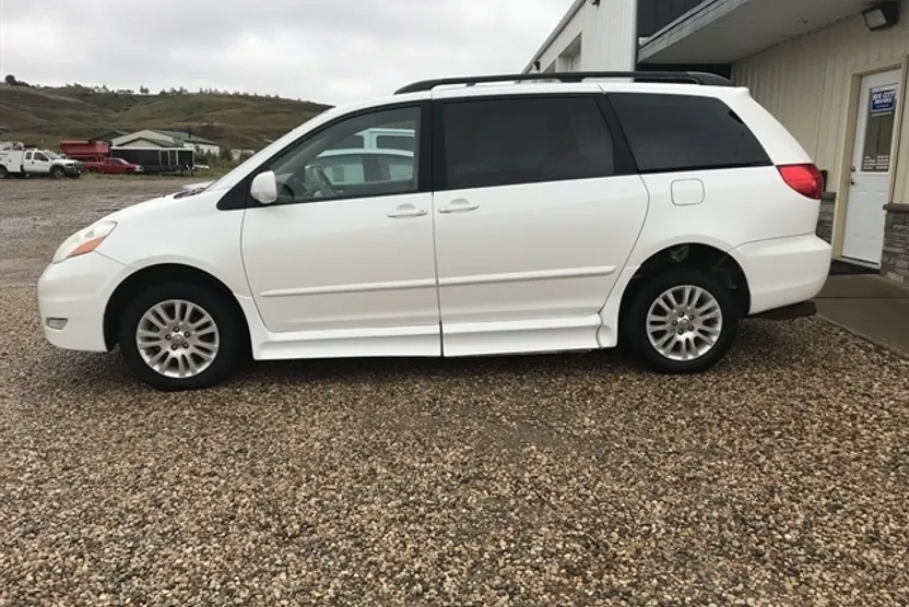 2009 Toyota Sienna XLE photo 1