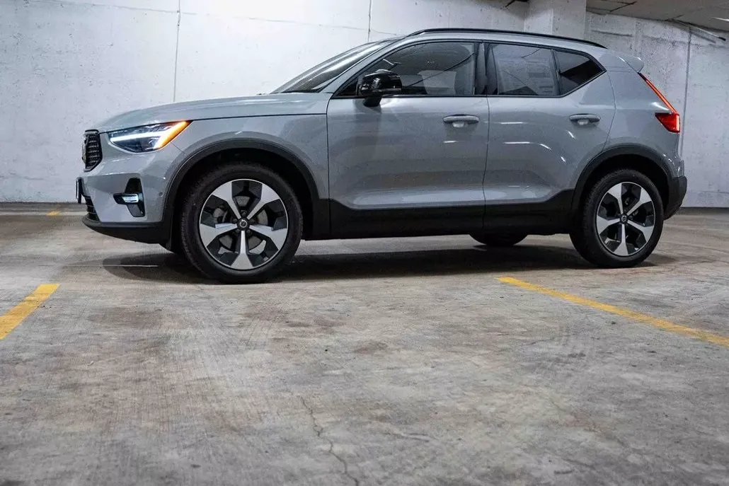 2026 Volvo XC40 Plus photo 1