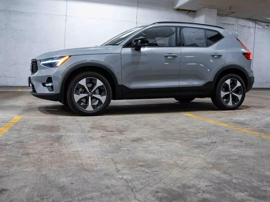 2026 Volvo XC40 Plus photo 1