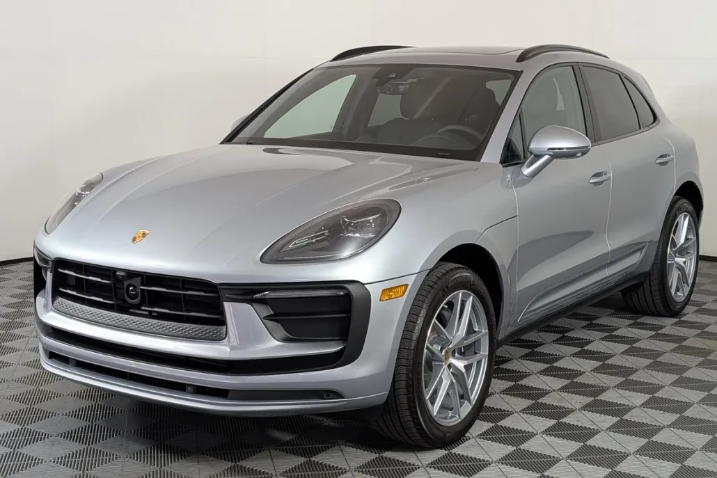 2025 Porsche Macan T photo 1