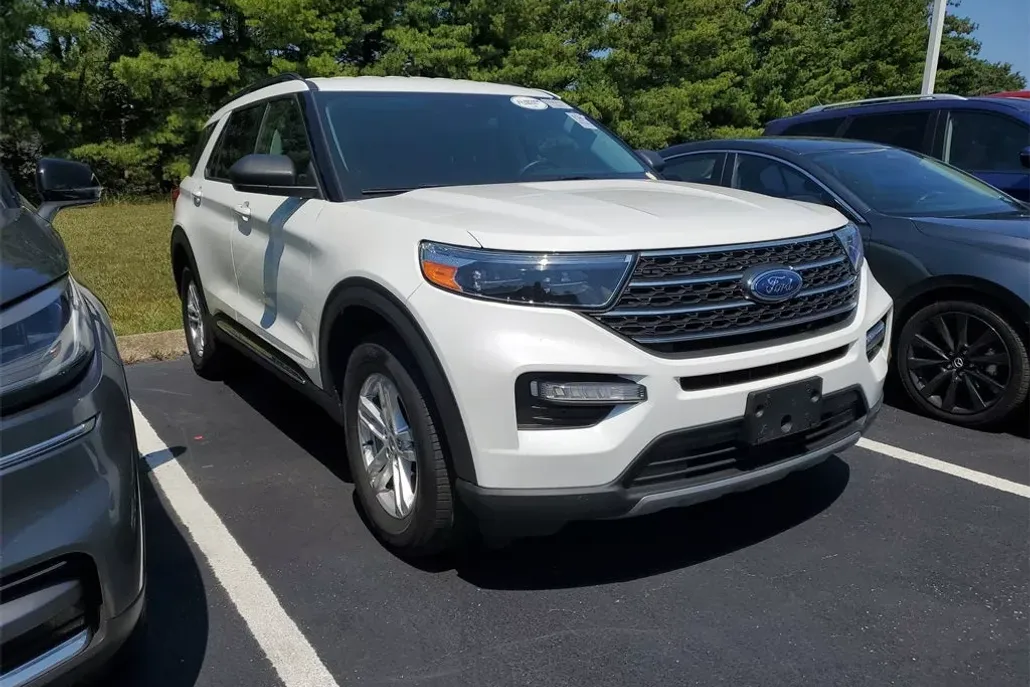 2022 Ford Explorer XLT photo 1