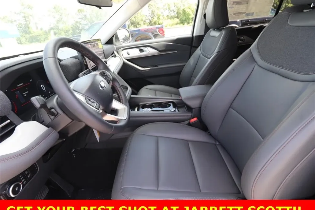 2025 Ford Explorer photo 1