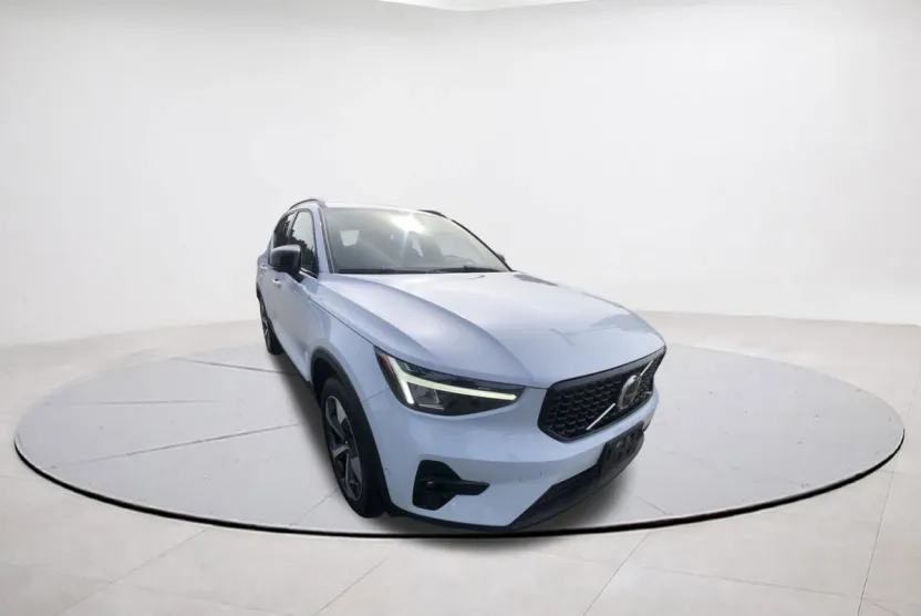 2025 Volvo XC40 Plus photo 1