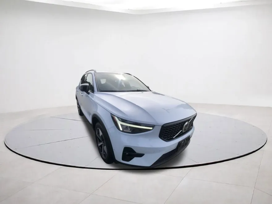 2025 Volvo XC40 Plus photo 1