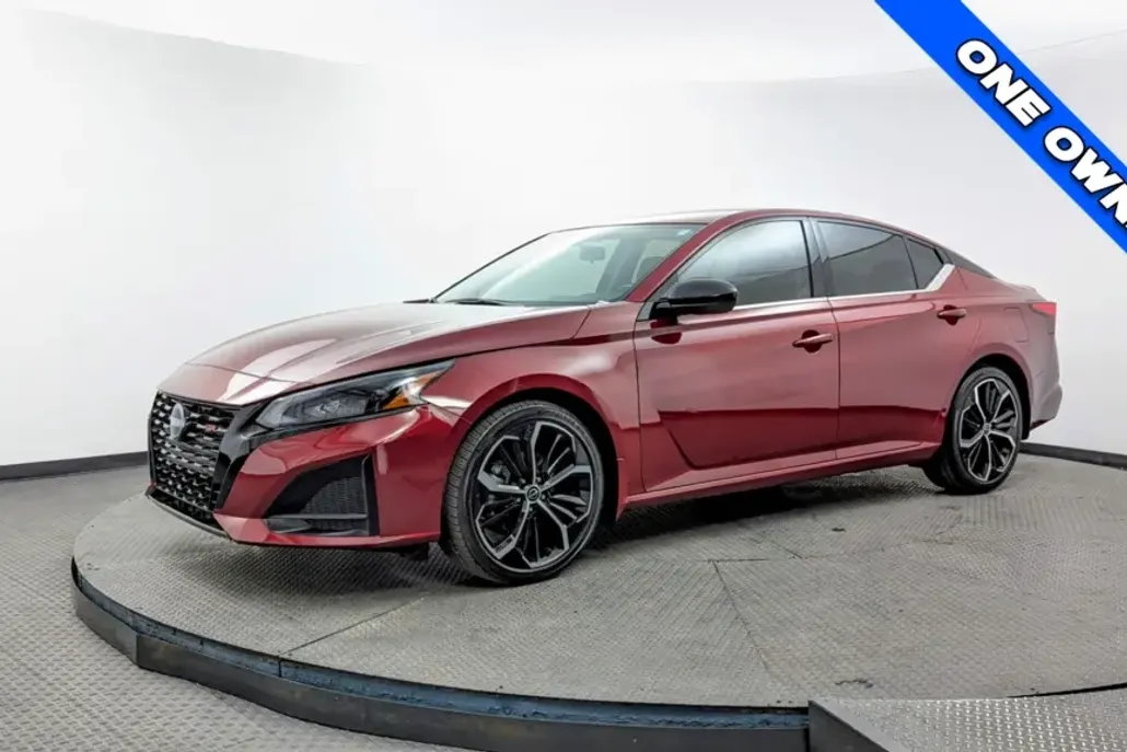 2023 Nissan Altima 2.5 SR photo 1