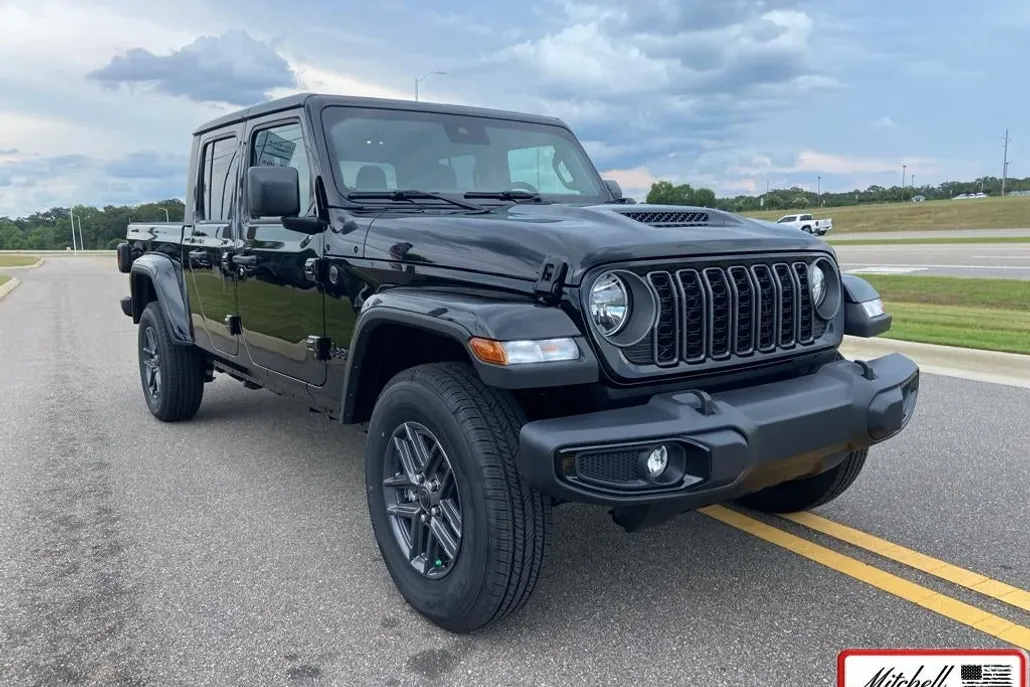 2025 Jeep Gladiator Sport S photo 1