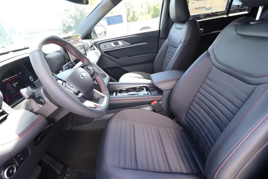 2025 Ford Explorer ST-Line photo 1