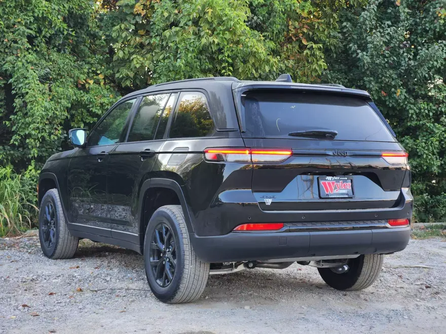 2025 Jeep Grand Cherokee Altitude photo 1