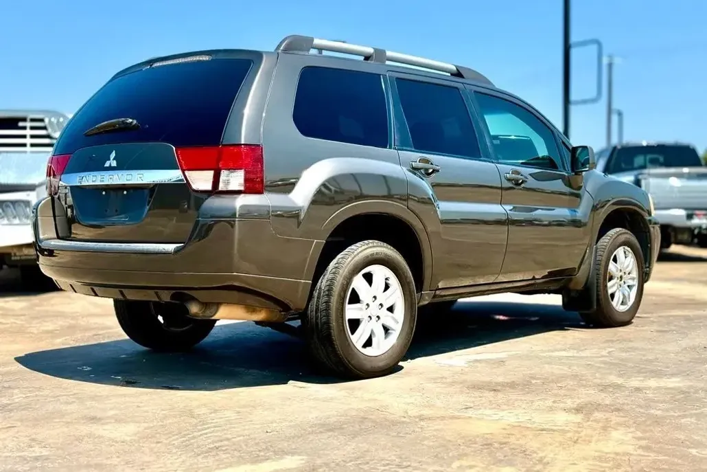 2011 Mitsubishi Endeavor LS photo 1