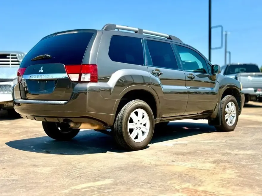 2011 Mitsubishi Endeavor LS photo 1