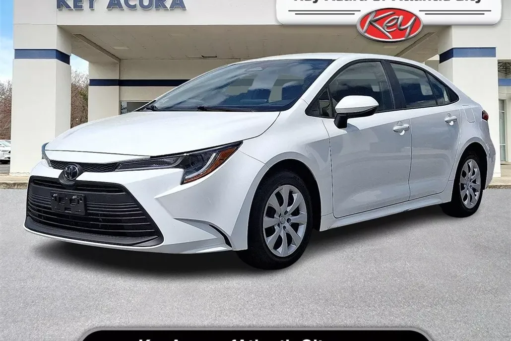 2023 Toyota Corolla LE photo 1
