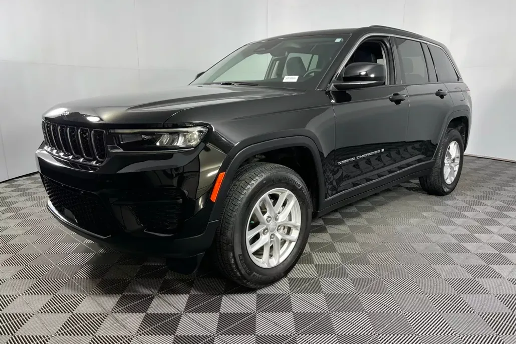 2023 Jeep Grand Cherokee Laredo Altitude photo 1