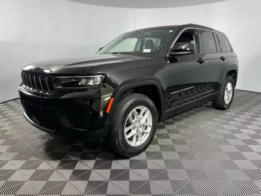 2023 Jeep Grand Cherokee Laredo Altitude photo 1