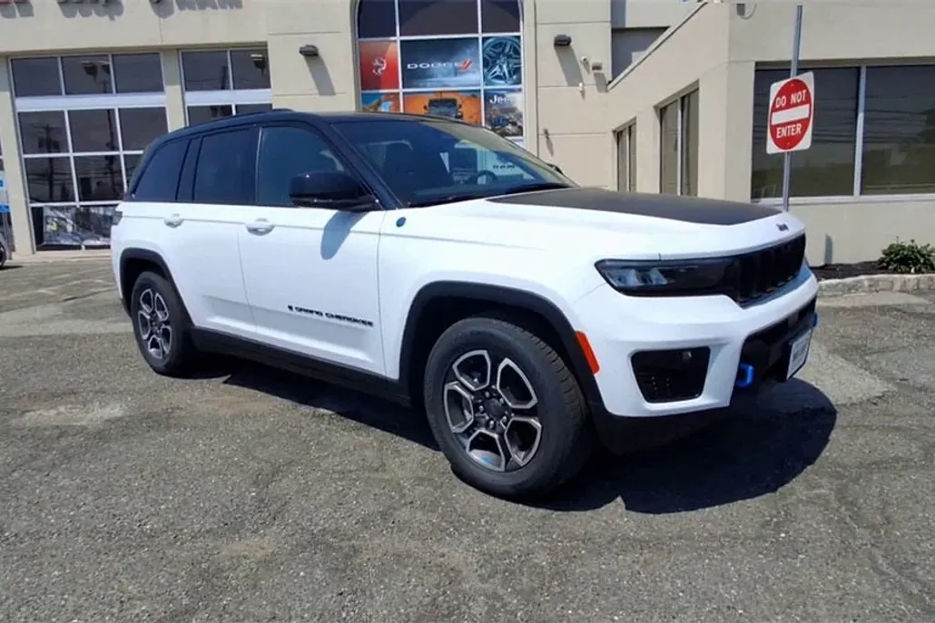 2022 Jeep Cherokee Trailhawk 4xe photo 1