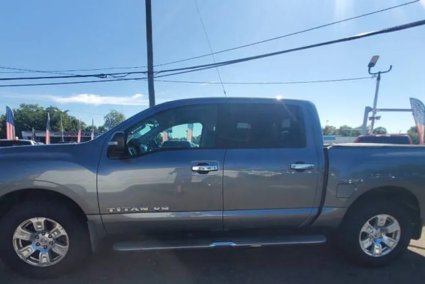 2018 Nissan Titan SV Crew Cab photo 1