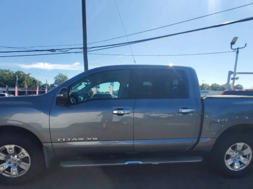2018 Nissan Titan SV Crew Cab photo 1