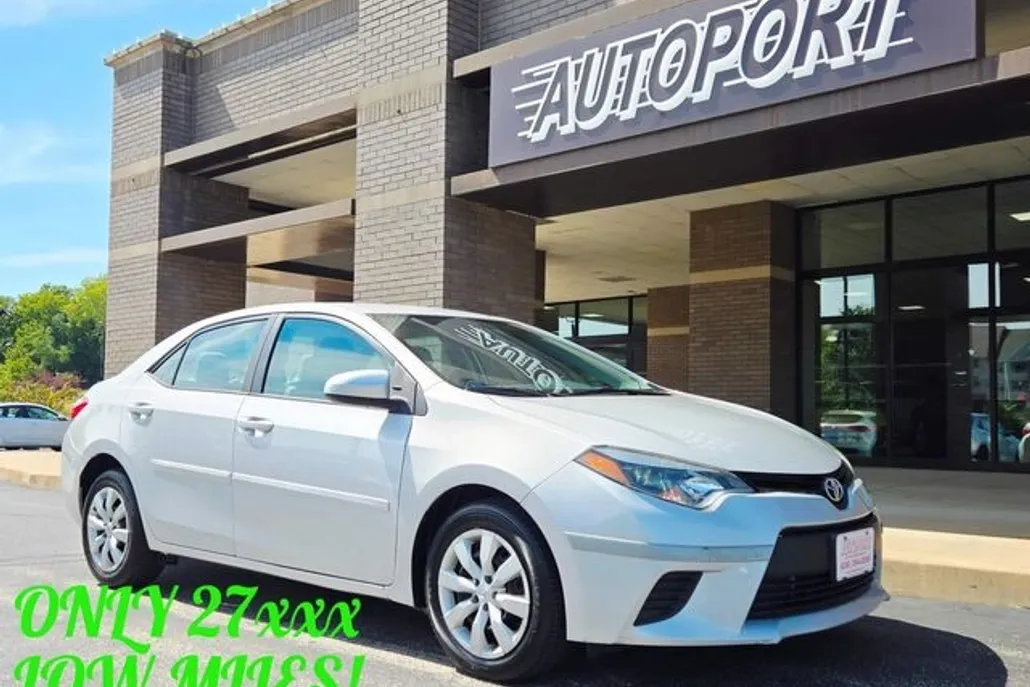2014 Toyota Corolla LE photo 1