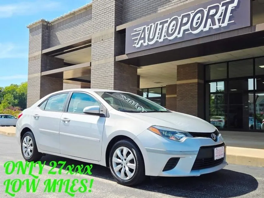 2014 Toyota Corolla LE photo 1