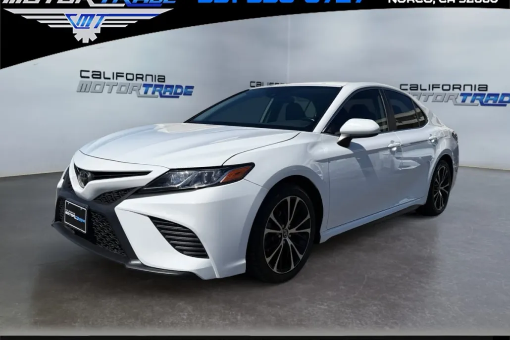 2020 Toyota Camry SE photo 1