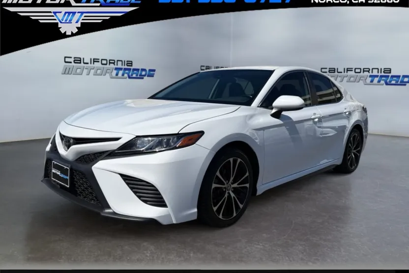 2020 Toyota Camry SE photo 1