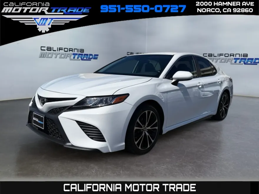 2020 Toyota Camry SE photo 1