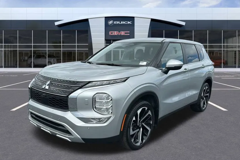 2023 Mitsubishi Outlander SE photo 1