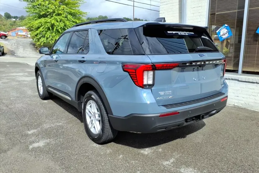 2025 Ford Explorer photo 1